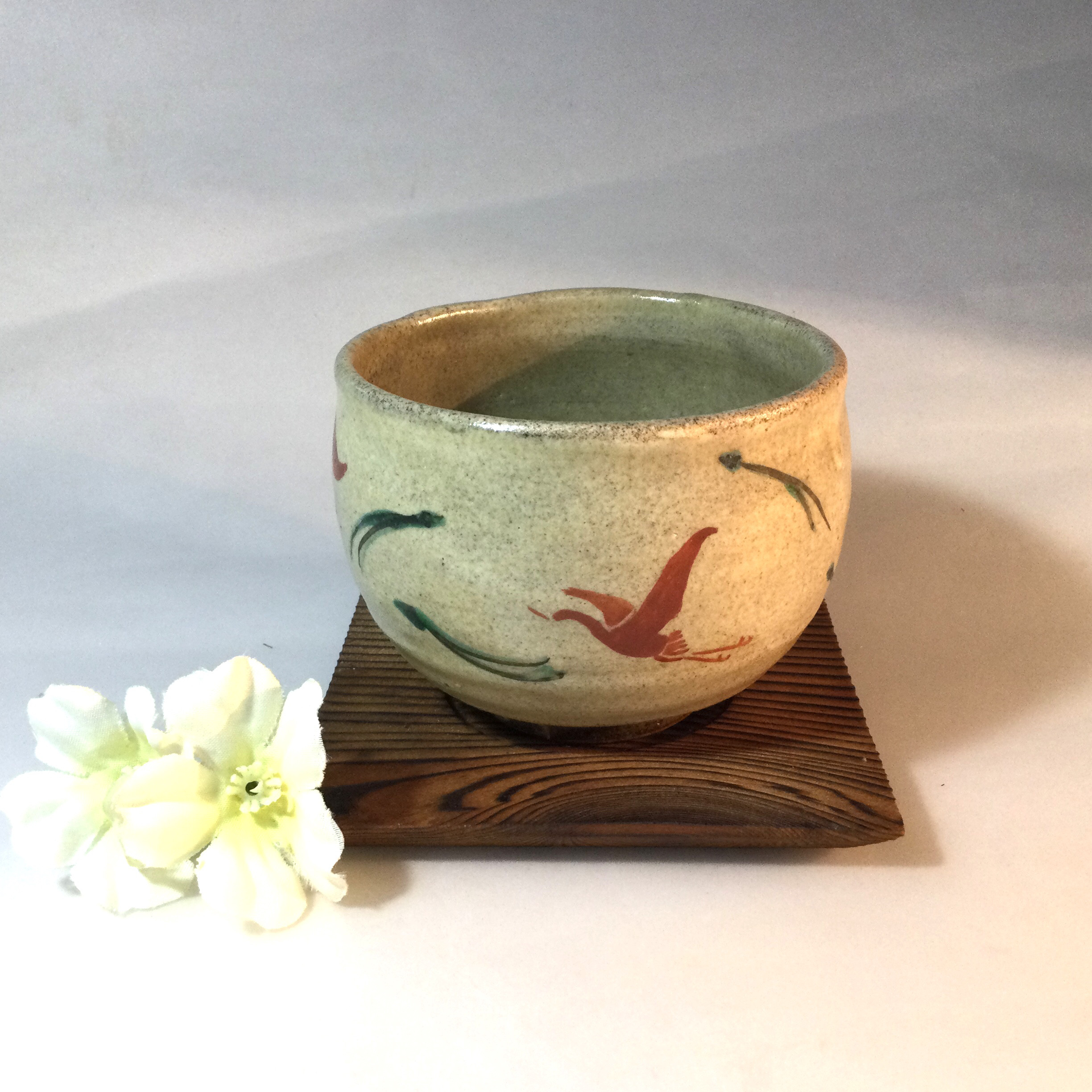 赤絵 手作り陶器 鶴と松葉の絵柄の湯呑み 湯呑み 陶芸工房 陶楽 通販