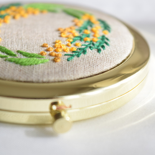ミモザの手刺繍 コンパクトミラー／手鏡 その他雑貨 「いってん