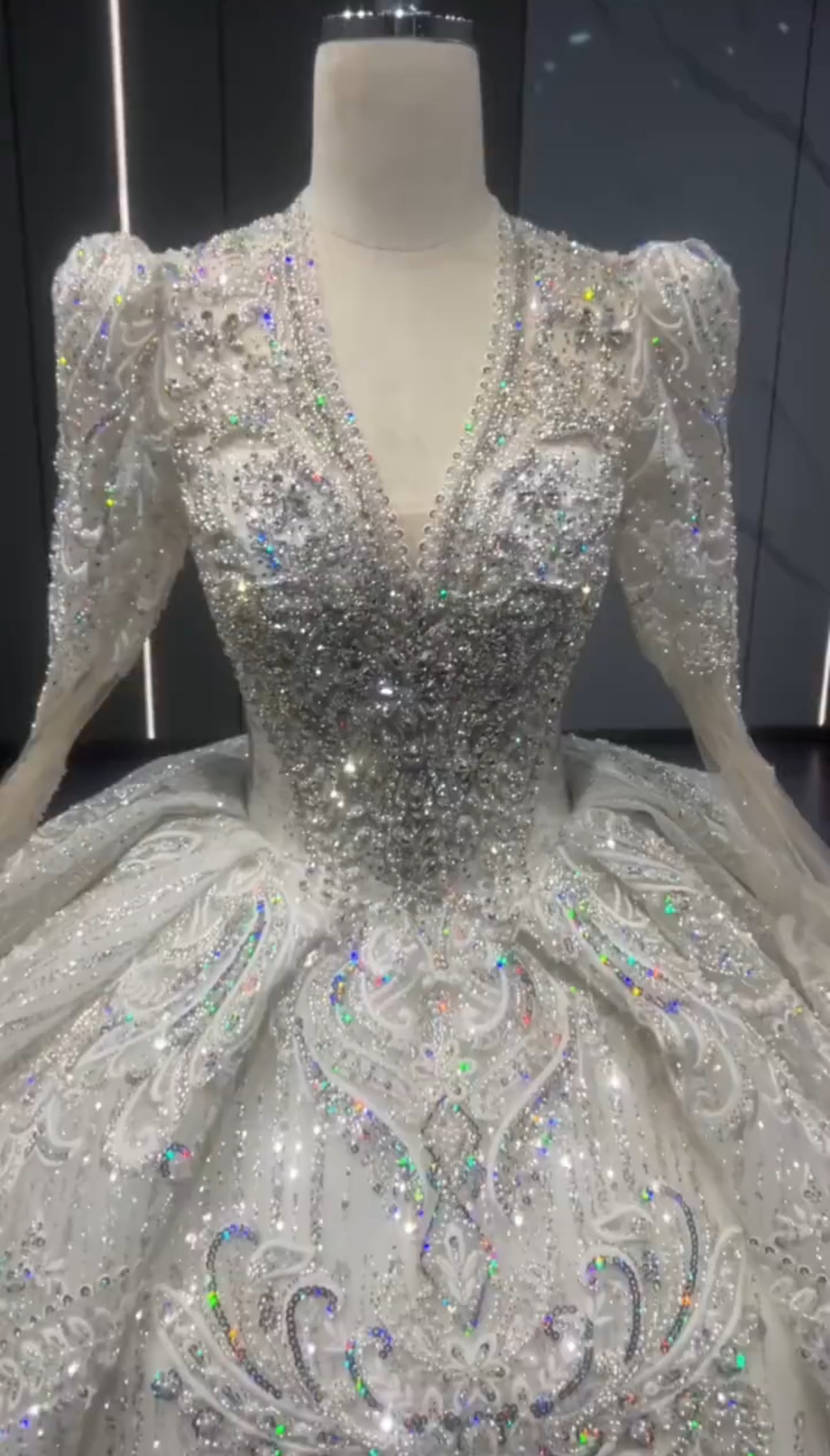 輝く光彩を放つ　クラシカル　ブライダル　vネッキ　編みあげ　チュール　可憐なレース　キラキラスカート　秋婚冬婚ブライダル