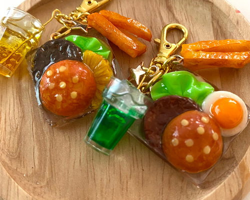 ♡ハワイアンハムステーキ♡　ぶた　チャーム　キーホルダー　フェイクフード 目玉焼きのせ /バッグ フェイクフード / キーホルダー 焼きそば チャーム