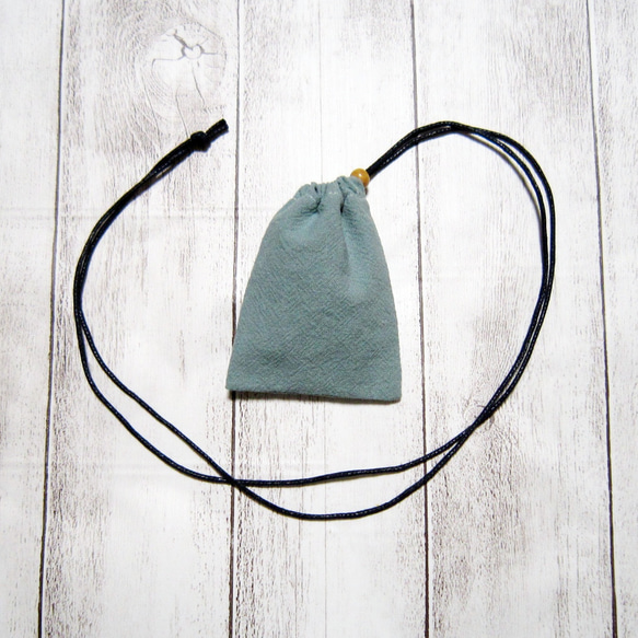 首から下げられる、巾着袋－お守り袋・ストーン入れ☆【綿スラブワッシャー・やや厚め】ミントブルー（紺紐） 3枚目の画像