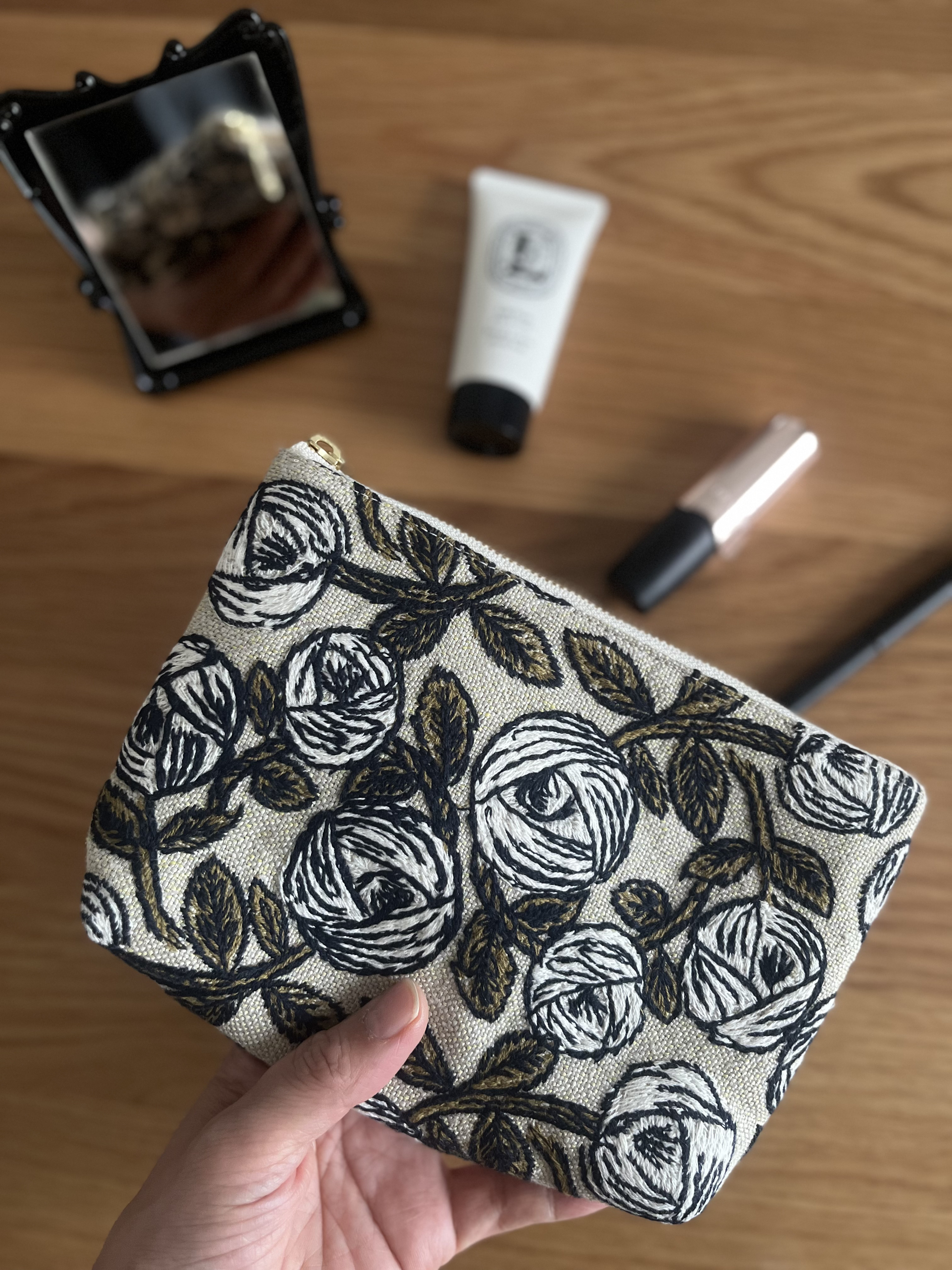 mina  perhonen rosy 薔薇の模様の刺繍ポーチ ミナペルホネン