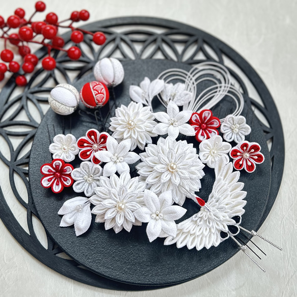 ✴︎°:｡✴︎白と銀彩の華やかな花々と鶴の髪飾り✴︎｡:°✴︎ つまみ