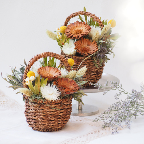 ドライフラワーのナチュラルバスケットアレンジメント