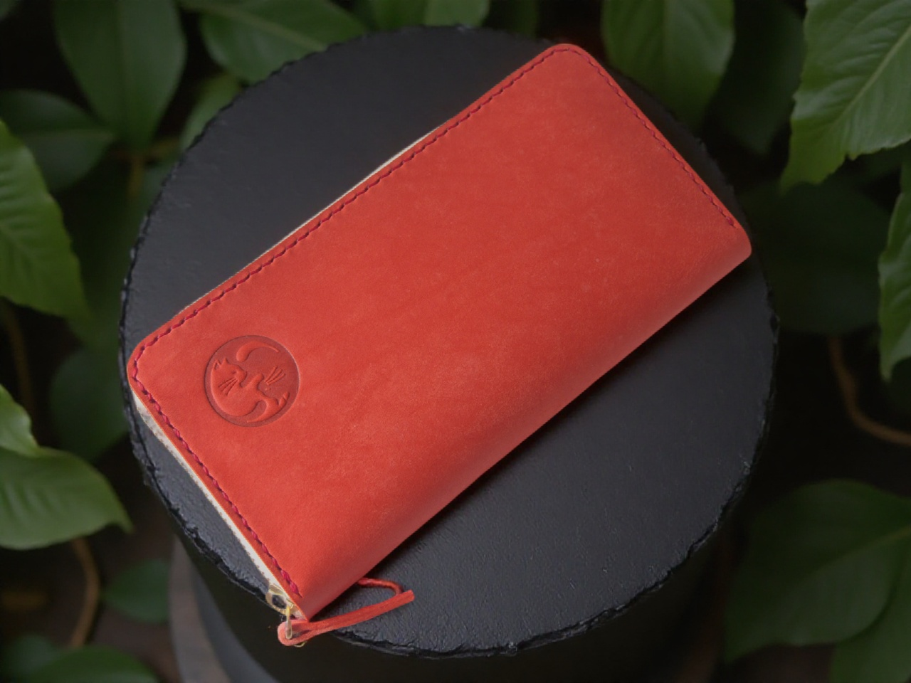 ラウンドファスナー長財布　通帳も入る大容量　かわいい猫肉球　イタリアンレザー　赤色