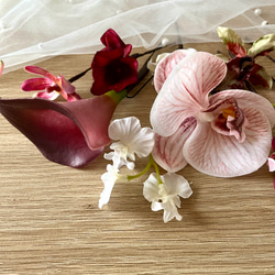 〈送料無料〉⌘ボルドー×ホワイト⌘カラーリリィと胡蝶蘭の髪飾り 結婚式 成人式 卒業式 和装 2枚目の画像