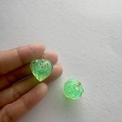 鬼灯レジンの耳飾り（淡いメロンソーダカラー） 4枚目の画像