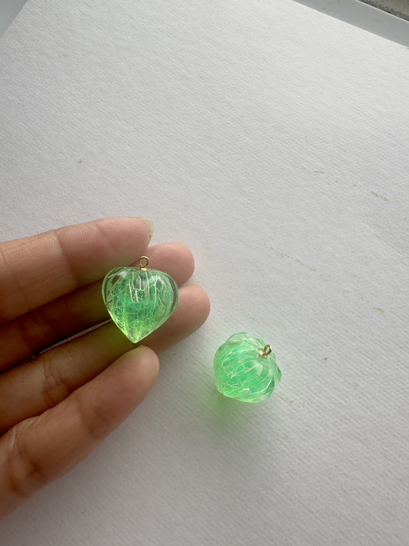 鬼灯レジンの耳飾り（淡いメロンソーダカラー） 4枚目の画像