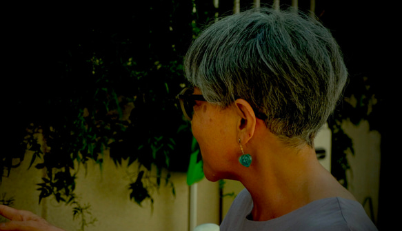 鬼灯レジンの耳飾り（淡いメロンソーダカラー） 6枚目の画像