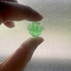 鬼灯レジンの耳飾り（淡いメロンソーダカラー） 3枚目の画像