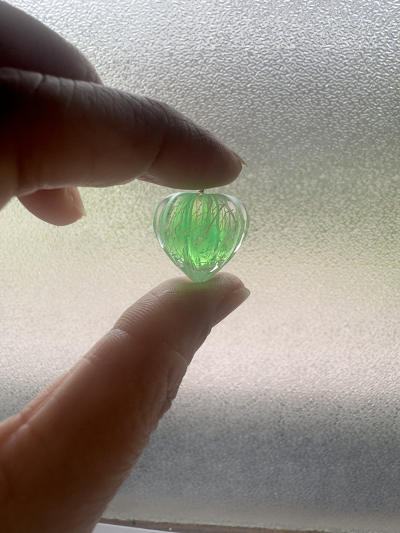 鬼灯レジンの耳飾り（淡いメロンソーダカラー） 3枚目の画像