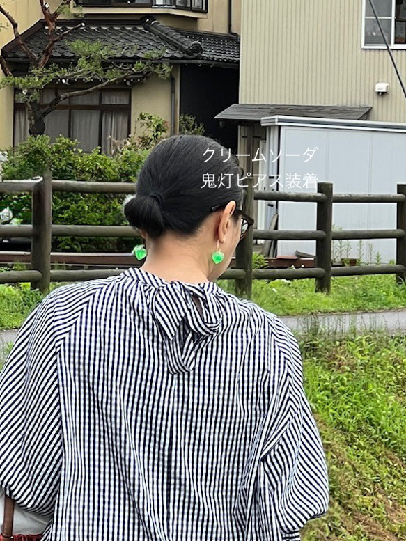 鬼灯レジンの耳飾り（淡いメロンソーダカラー） 5枚目の画像