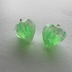 鬼灯レジンの耳飾り（淡いメロンソーダカラー） 2枚目の画像