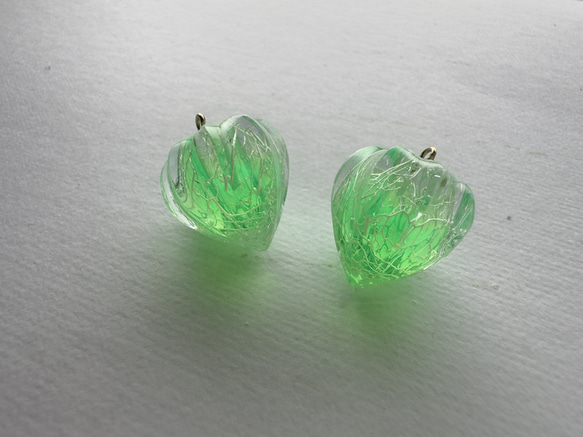 鬼灯レジンの耳飾り（淡いメロンソーダカラー） 2枚目の画像