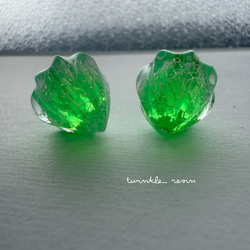 鬼灯レジンの耳飾り（淡いメロンソーダカラー） 1枚目の画像