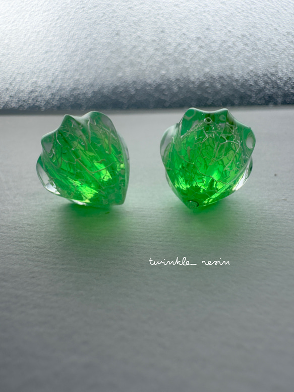 鬼灯レジンの耳飾り（淡いメロンソーダカラー） 1枚目の画像