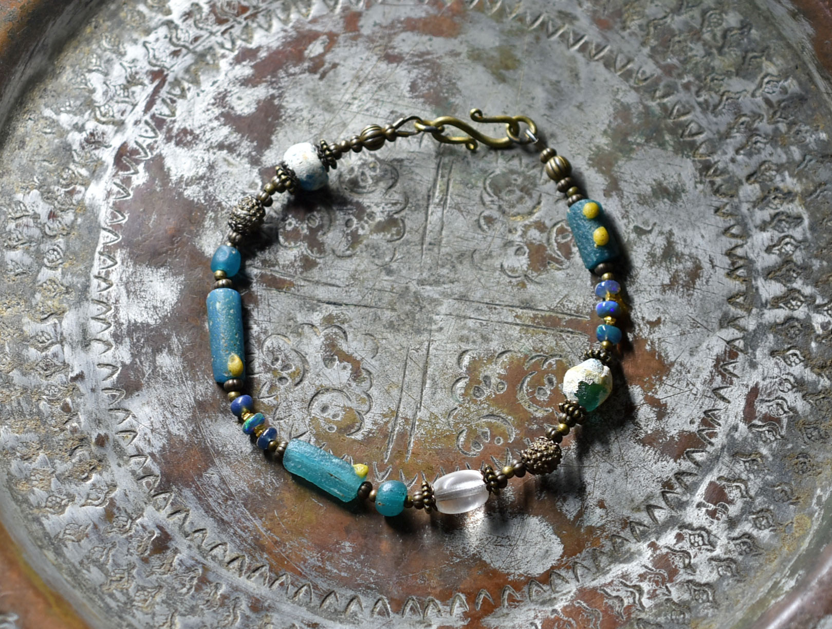 エメラルドグリーンローマングラスとアンティークボヘミアビーズ、オパール、発掘銀化＆銀化ビーズ、民族族ブラスのブレス