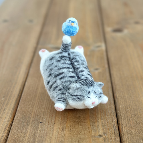 飛んでる〜♪ミニサバ白猫さんとインコさん 羊毛フェルト