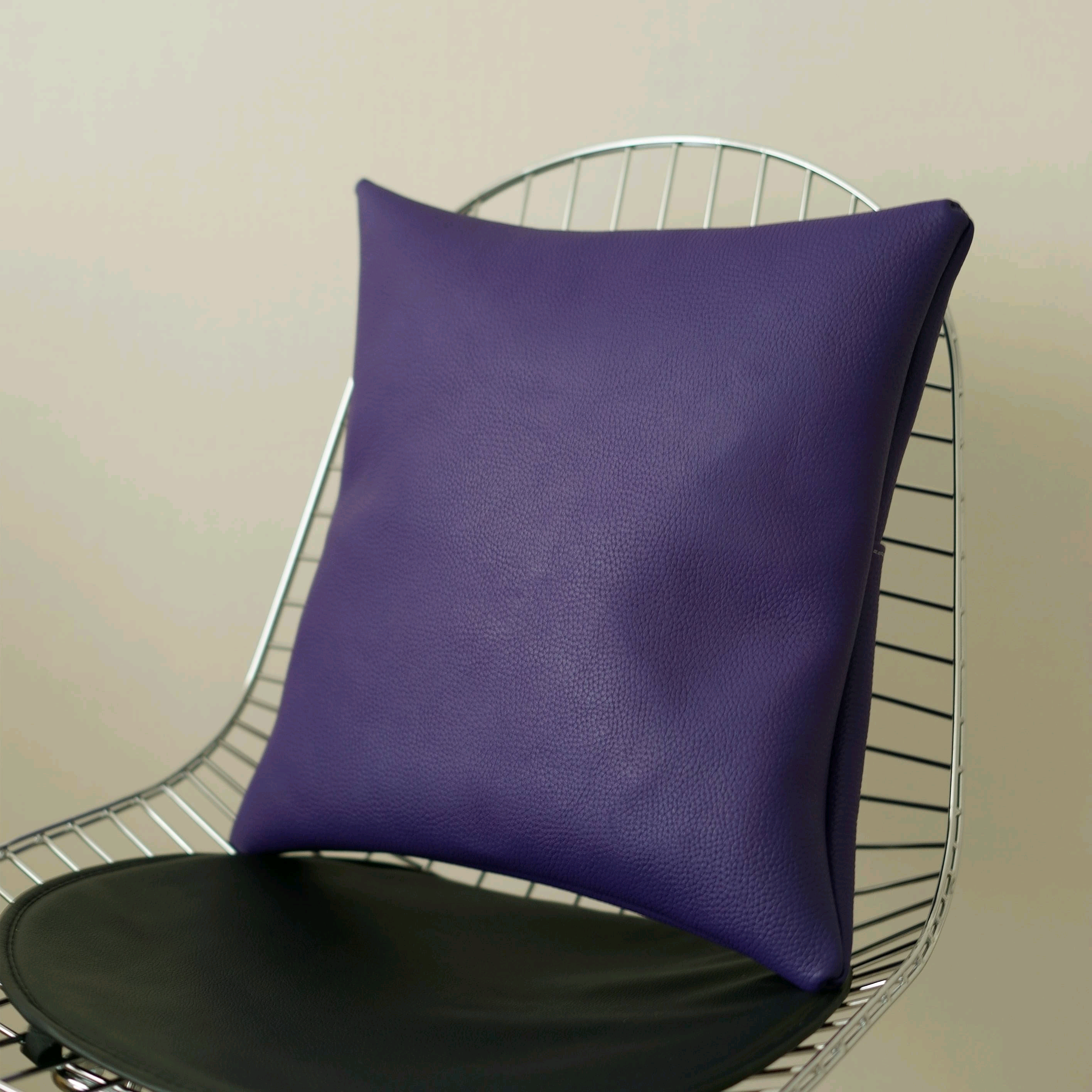 空間を彩る、一点ものの本革パープルクッション」40cm角【限定入荷】