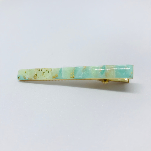 ヘアクリップ レジン 6.5cmオーバル 美しいマトリカリア 水色 サファイアブルーのヘアクリップ☆ / レジン / 水面 / 海 / 夏