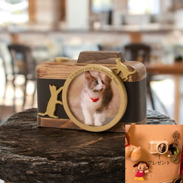 【7月限定特典付き】猫モチーフのカメラ型写真立て｜黒フェイクレザー×ゴールド｜名入れ可 1枚目の画像