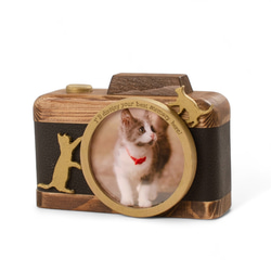 【7月限定特典付き】猫モチーフのカメラ型写真立て｜黒フェイクレザー×ゴールド｜名入れ可 3枚目の画像