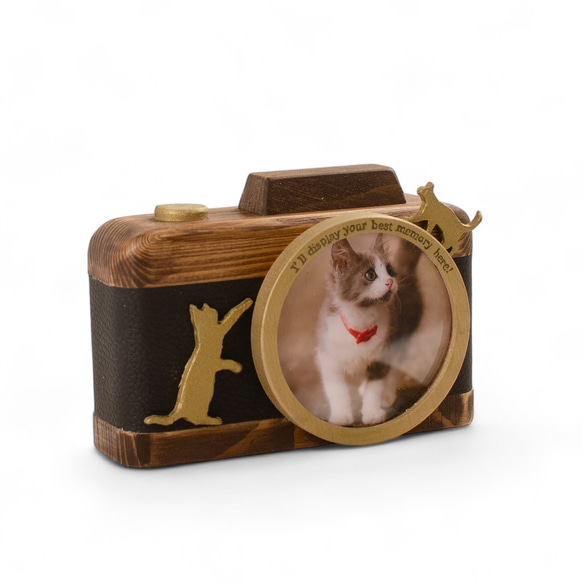 【7月限定特典付き】猫モチーフのカメラ型写真立て｜黒フェイクレザー×ゴールド｜名入れ可 4枚目の画像
