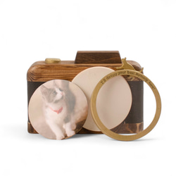 【7月限定特典付き】猫モチーフのカメラ型写真立て｜黒フェイクレザー×ゴールド｜名入れ可 6枚目の画像