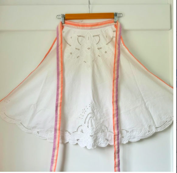 白いアンティークカットワークのリメイクエプロン ストライプ
