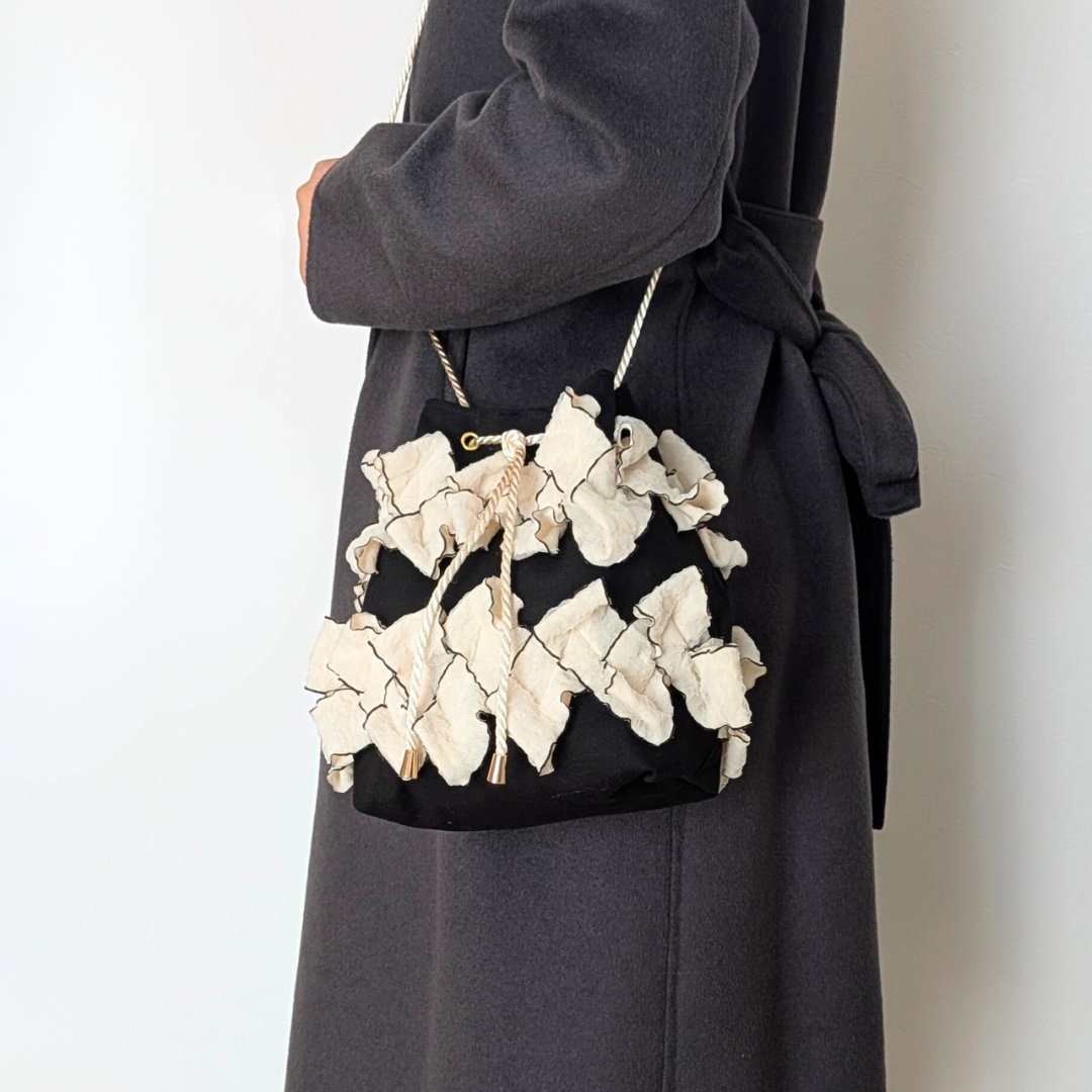 日常にフリルをプラス　大人のあなたにこそ持ってほしいフリルの巾着バッグ