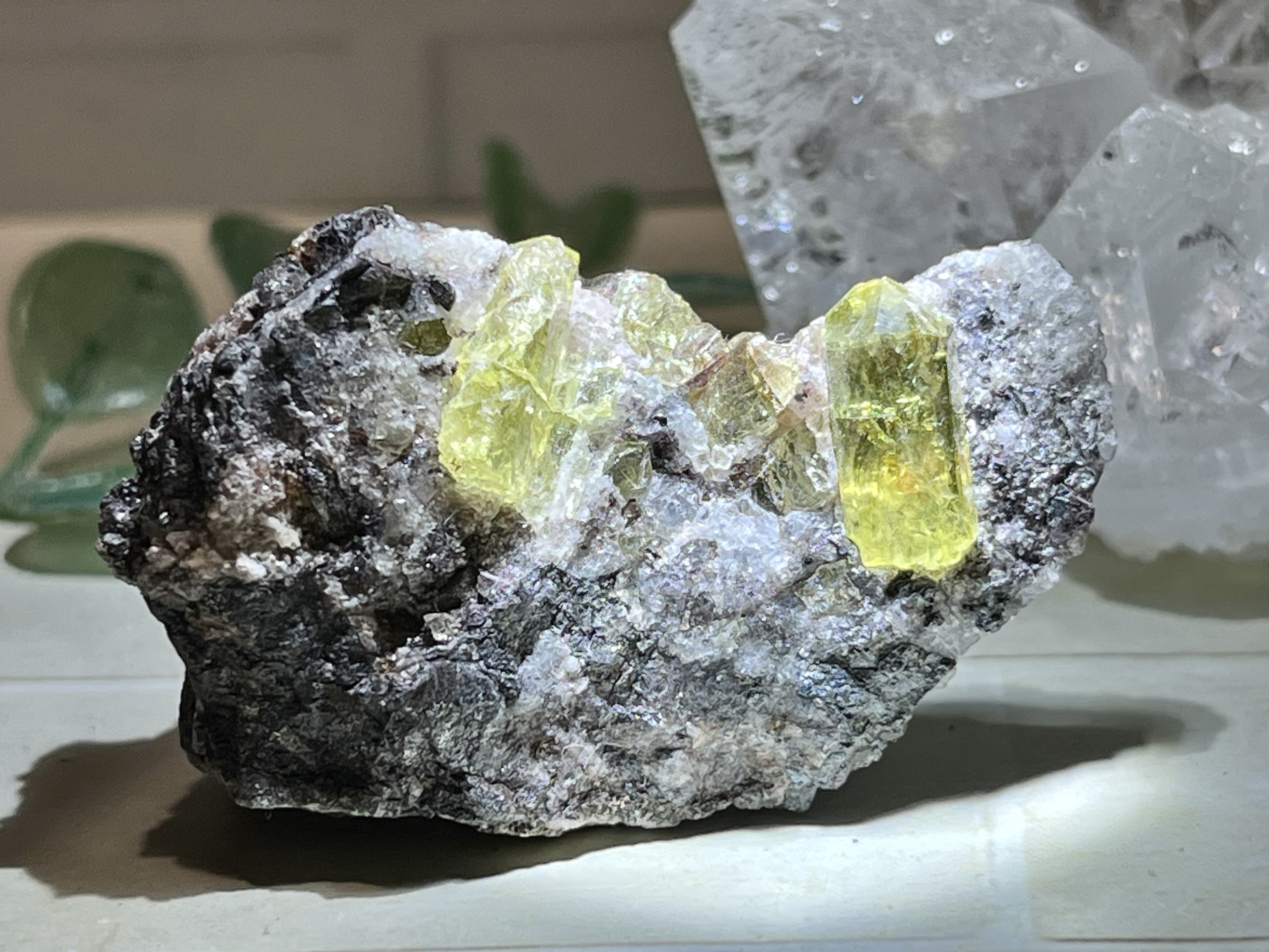 レインボー✨ アスパラガスストーン フローアパタイト イエロー　原石　クラスター