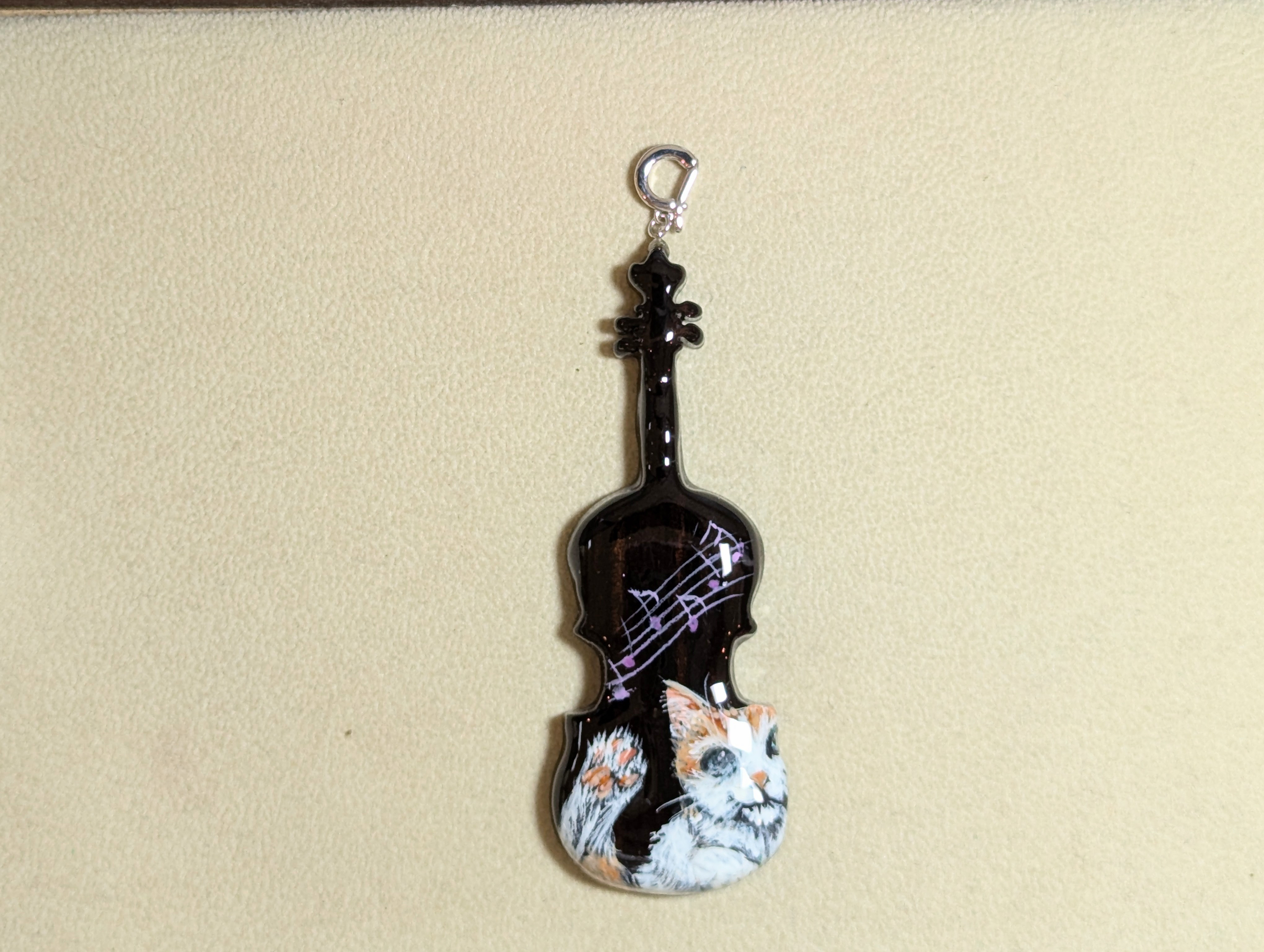 木製　ペンダントトップ　バイオリン（　手描き猫　）