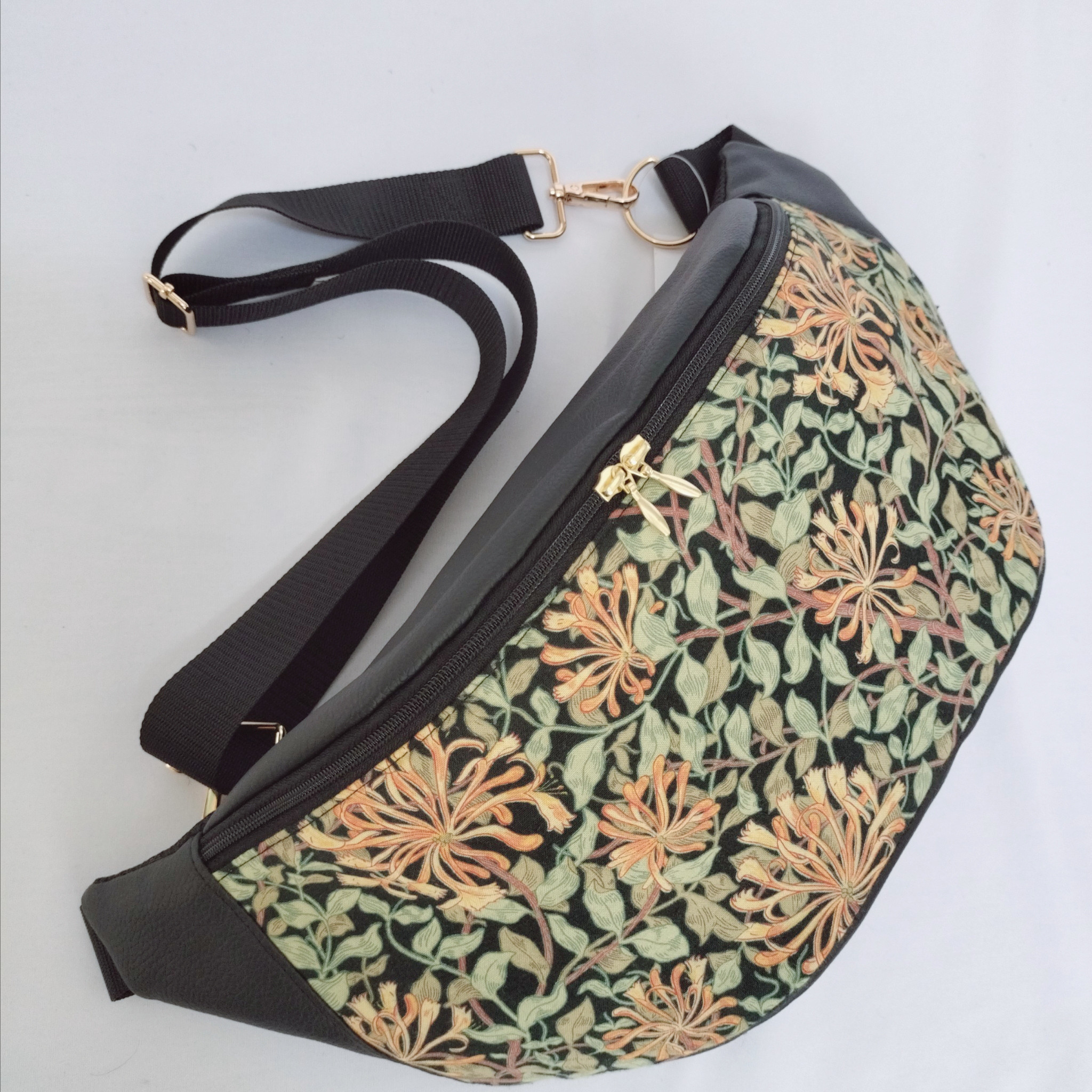 優雅な大人のボディバッグ / ハニーサックル×ブラック