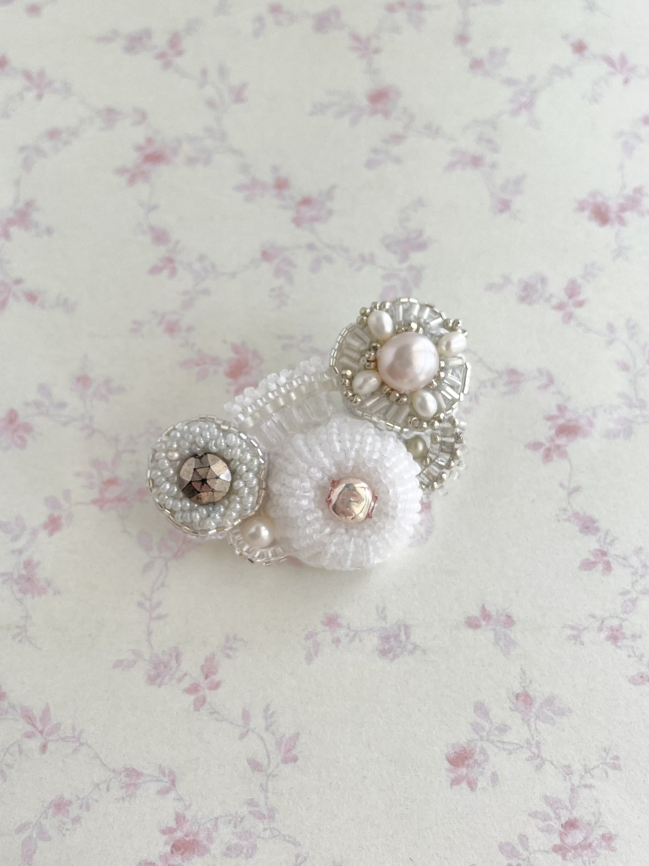 すみれ色の宝石箱 小さなブローチ