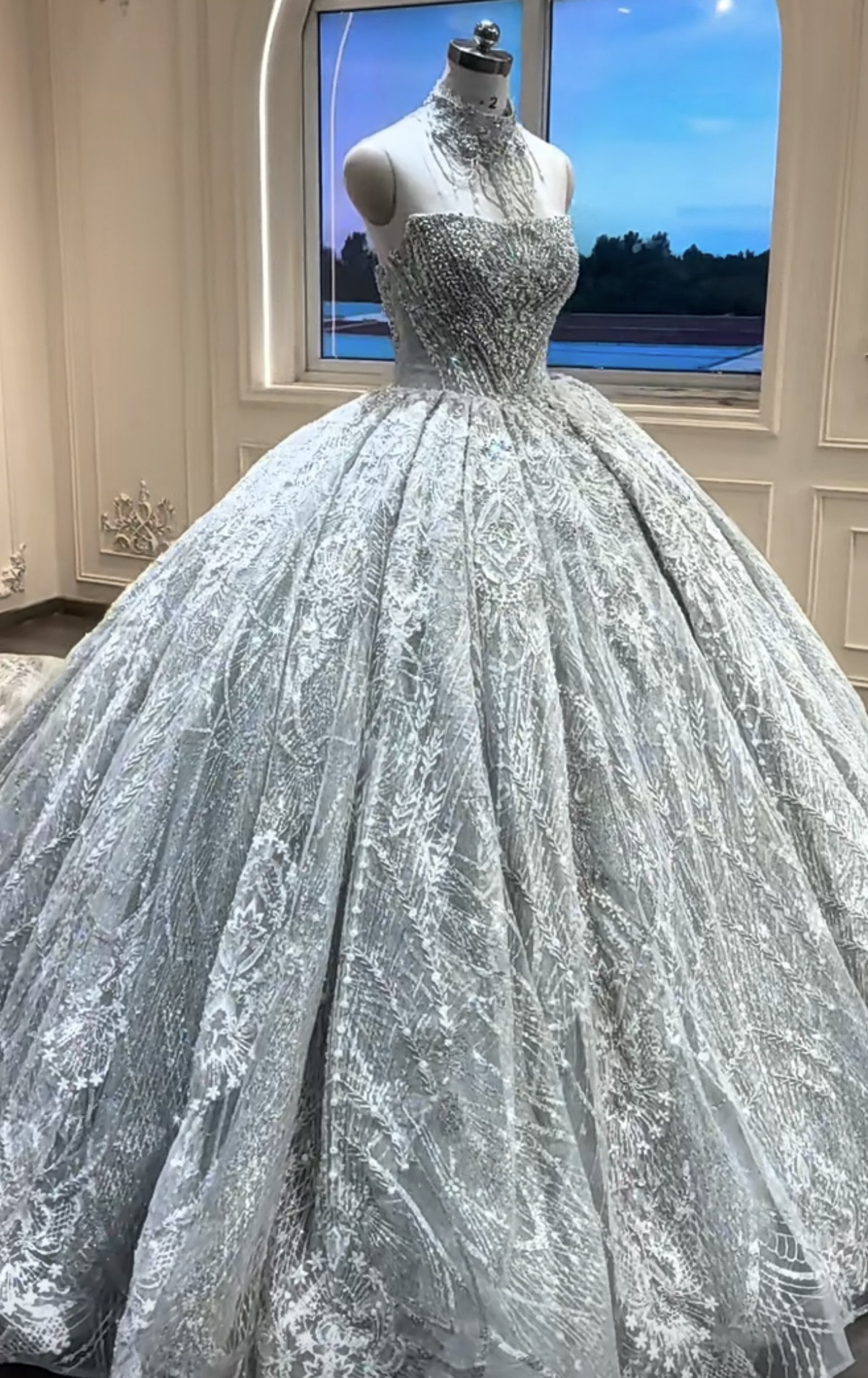 見逃さない　オフショルダー　二の腕を隠せる　高級フランスレース　贅沢なドレス　ベール付き　ビジュー　首レスあり　トレーン