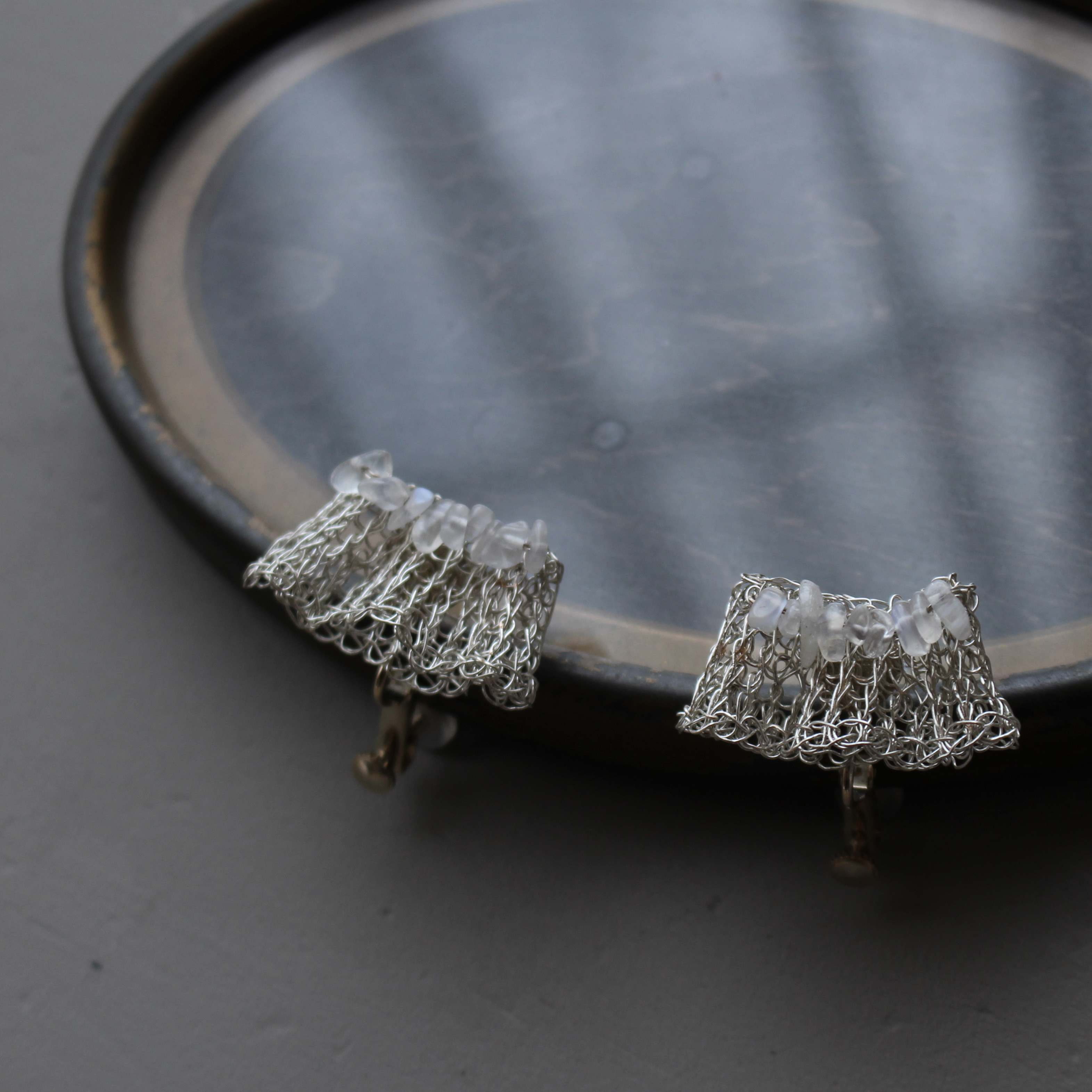 skirt  |  フリルのようなワイヤーと天然石の耳飾り