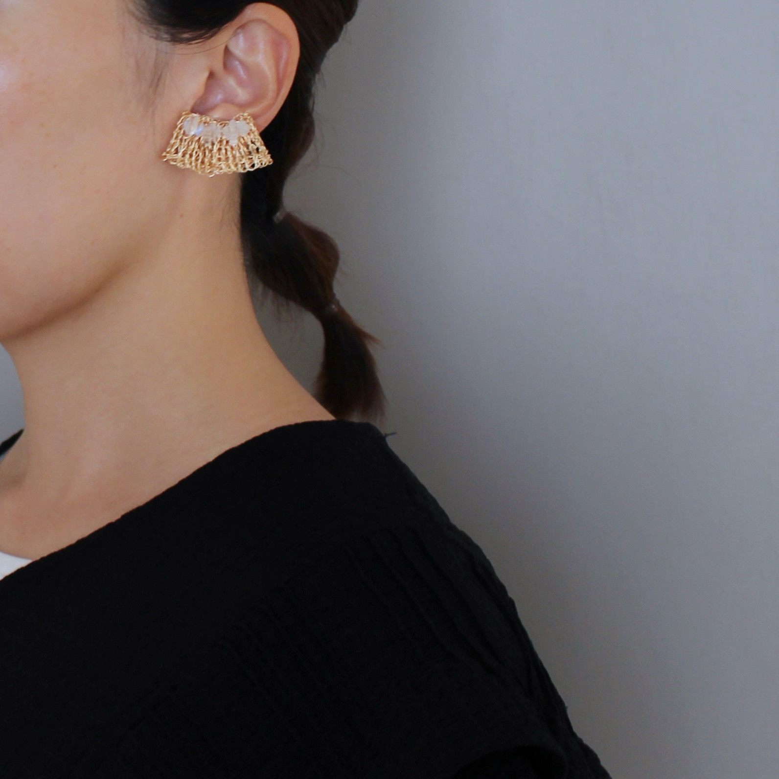 skirt  |  フリルのようなワイヤーと天然石の耳飾り