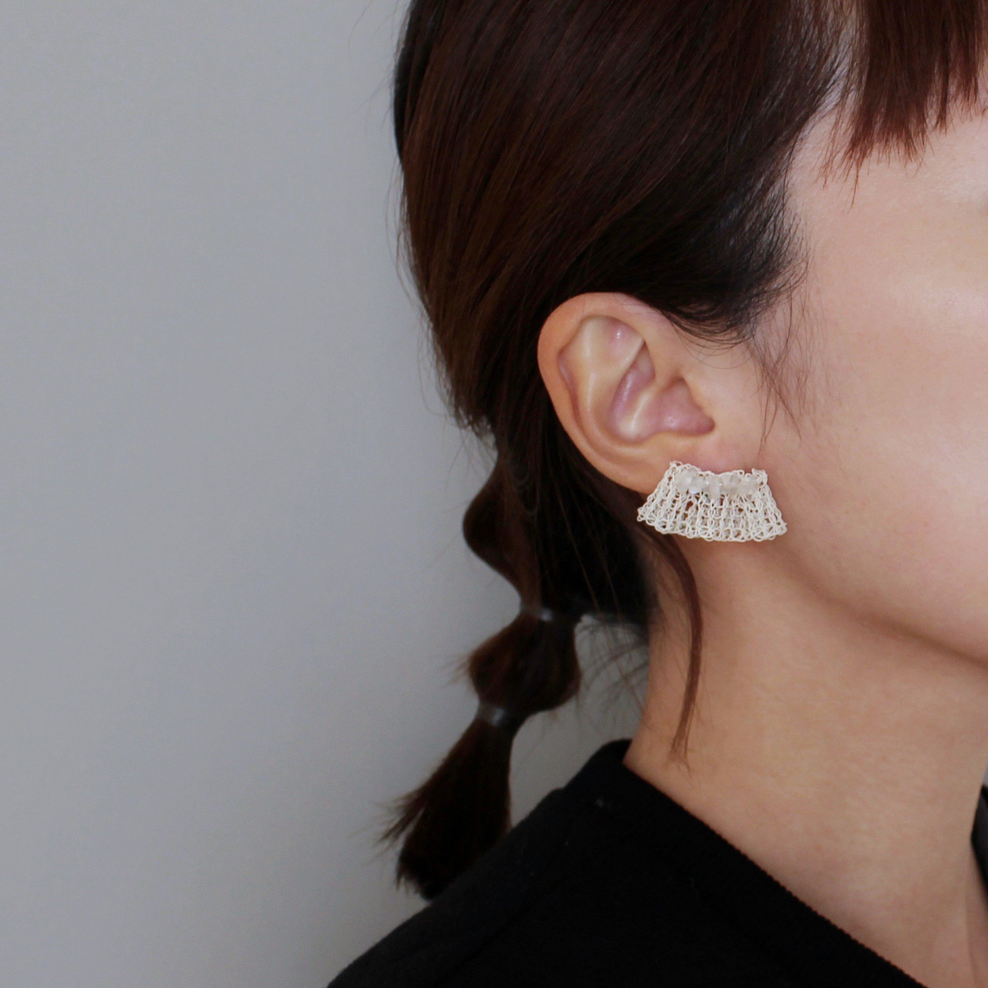 skirt  |  フリルのようなワイヤーと天然石の耳飾り