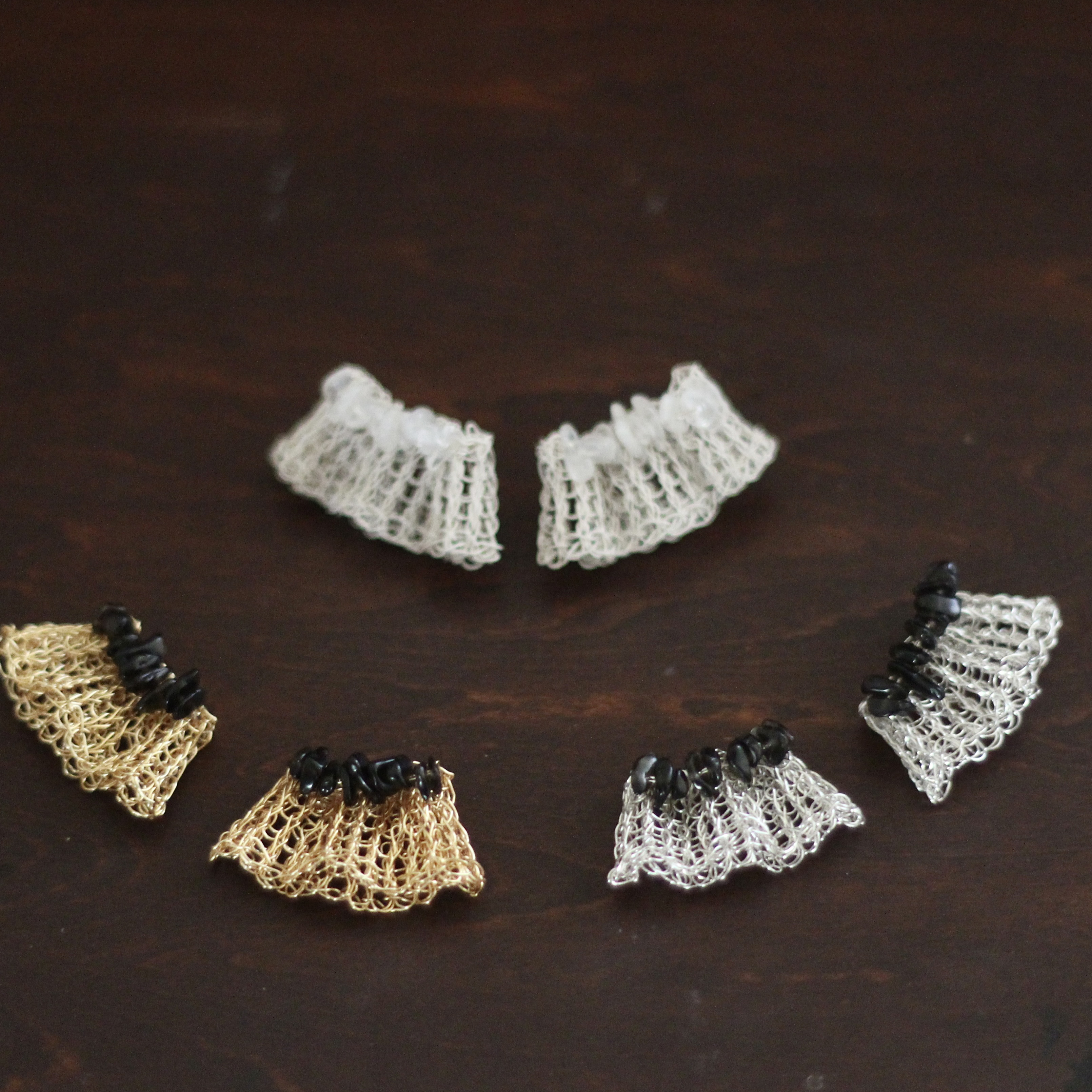 skirt  |  フリルのようなワイヤーと天然石の耳飾り