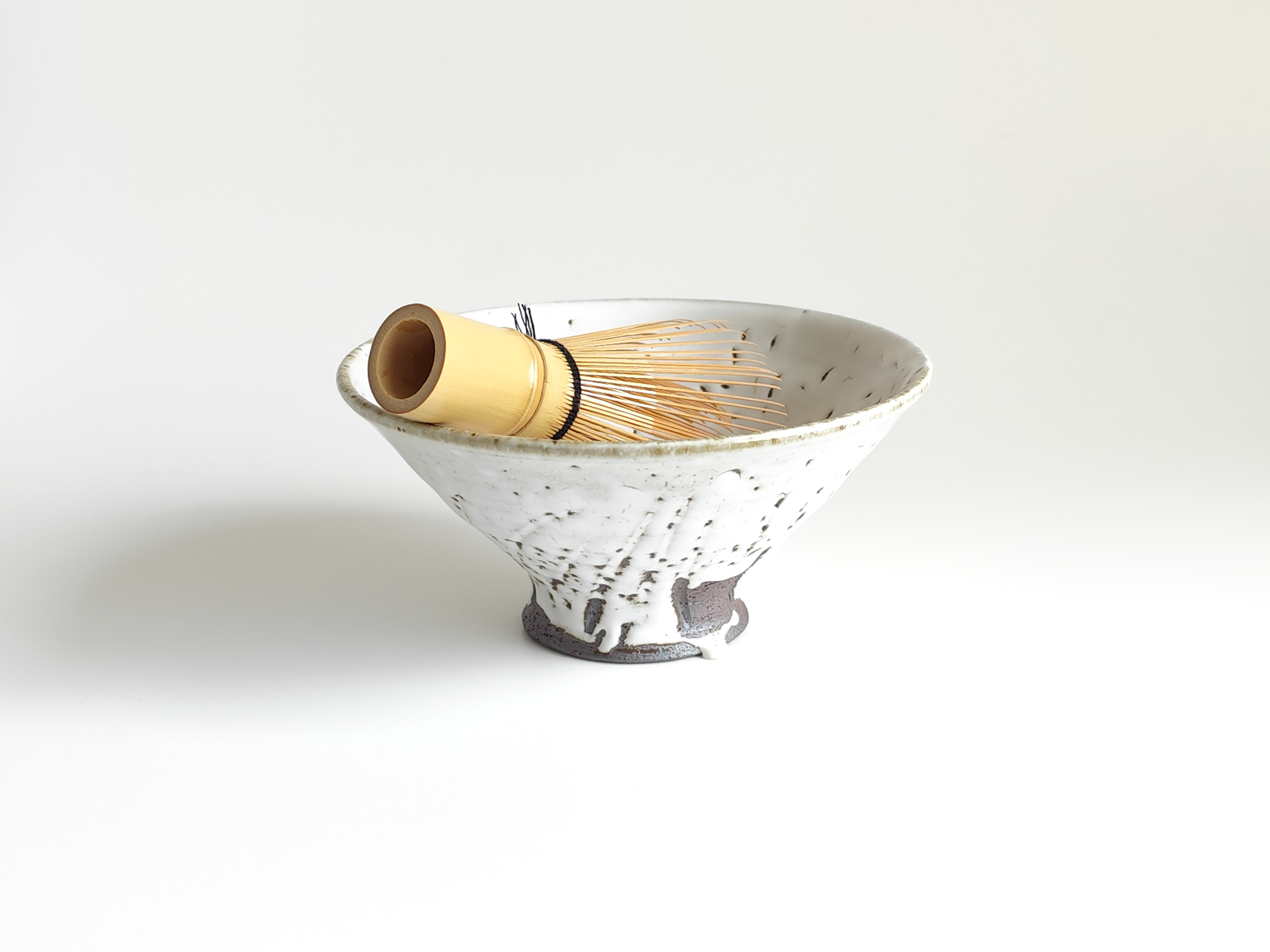 白釉　鎬茶碗　半艶　梅花皮　ティーボウル　抹茶茶碗　還元焼成　WKT-0100