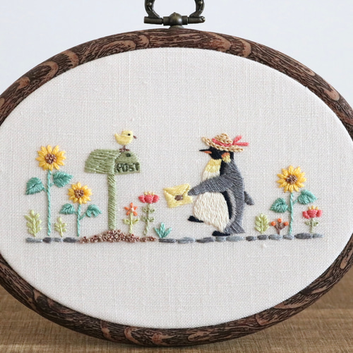 ペンギン、お手紙を届ける 手刺繍ファブリックパネル ［受注制作