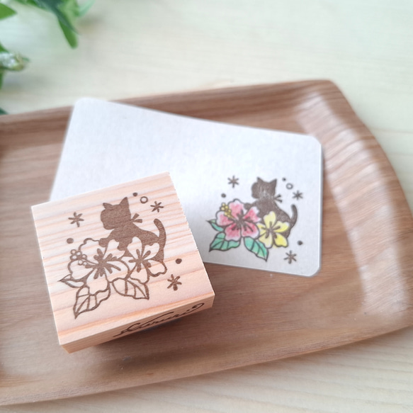ハイビスカスと子猫　スタンプ　はんこ　夏　花　猫　暑中見舞い 1枚目の画像