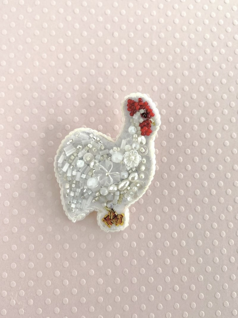 酉年のビーズ刺繍ブローチ