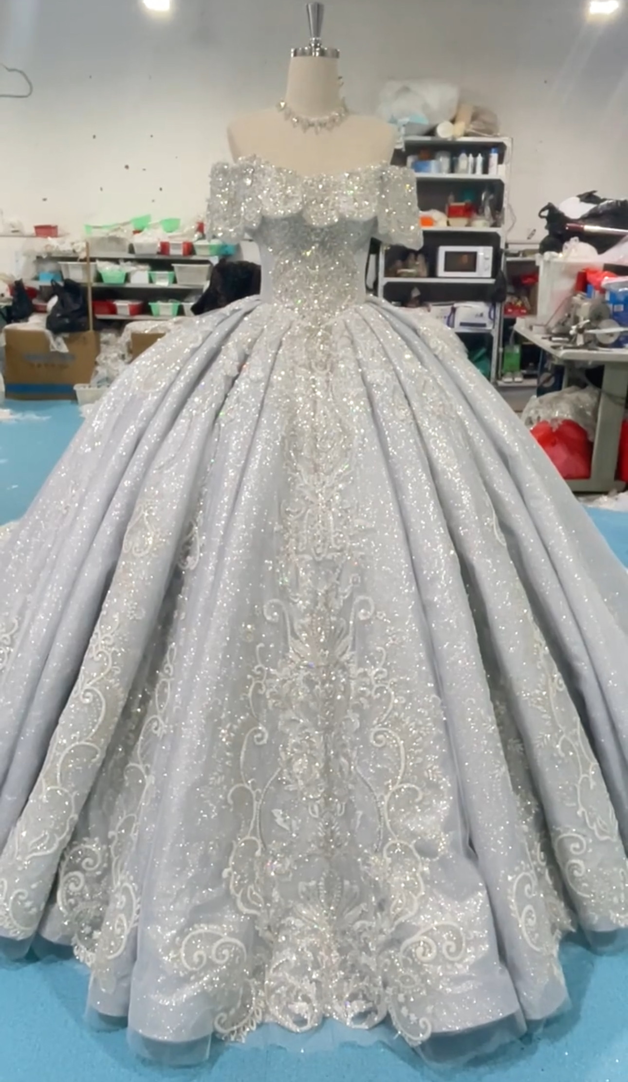 お買い得　ブルーグレー　キラキラ　ウェディング　ブライダル　オフショルダー二の腕を隠せる　たっぷりビジュー編みあげ結婚式