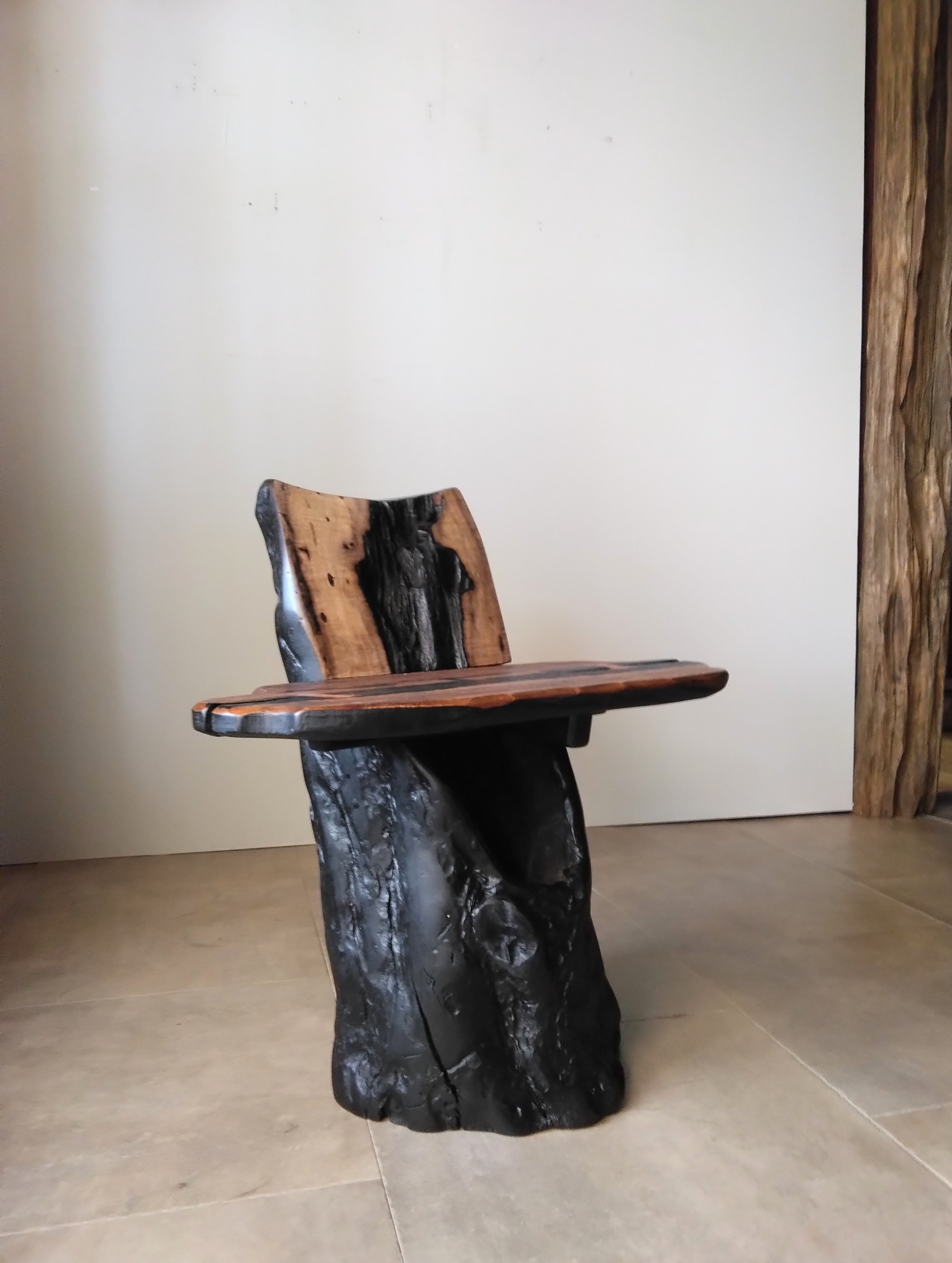 背もたれ丸太椅子　　オブジェ・スツール・花台・黒柿・一木一枚板