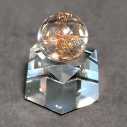 タイチンルチルの集合体がオーラを放つ 23ミリ 極太金針水晶スフィア 金運上昇 タイチンルチルスフィア 23ミリ 台座付 金針の集合体がオーラを