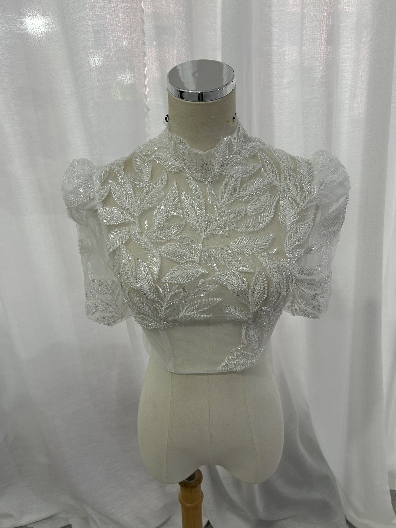 ボレロ リーフ刺繍 キラキラ光る刺繍 くるみボタン 短袖 フランス風 結婚式