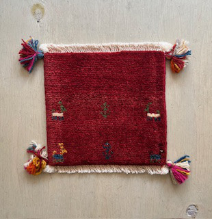 ●送料無料●ギャッベ【30×30】No.114（茜色）チェアパッド・チェアマット・ベンチマット