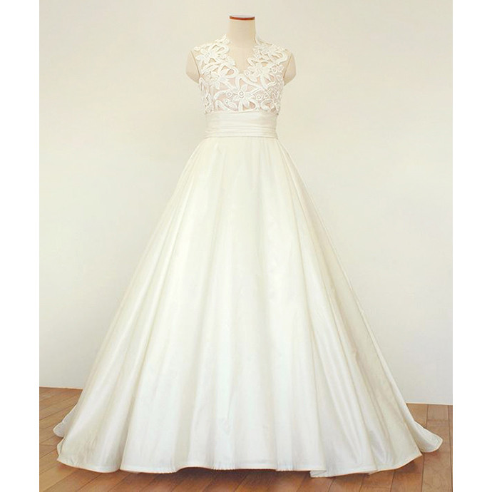 ウエディングドレス シルクタフタのボリュームスカートのVネックドレス 9号 [S022]