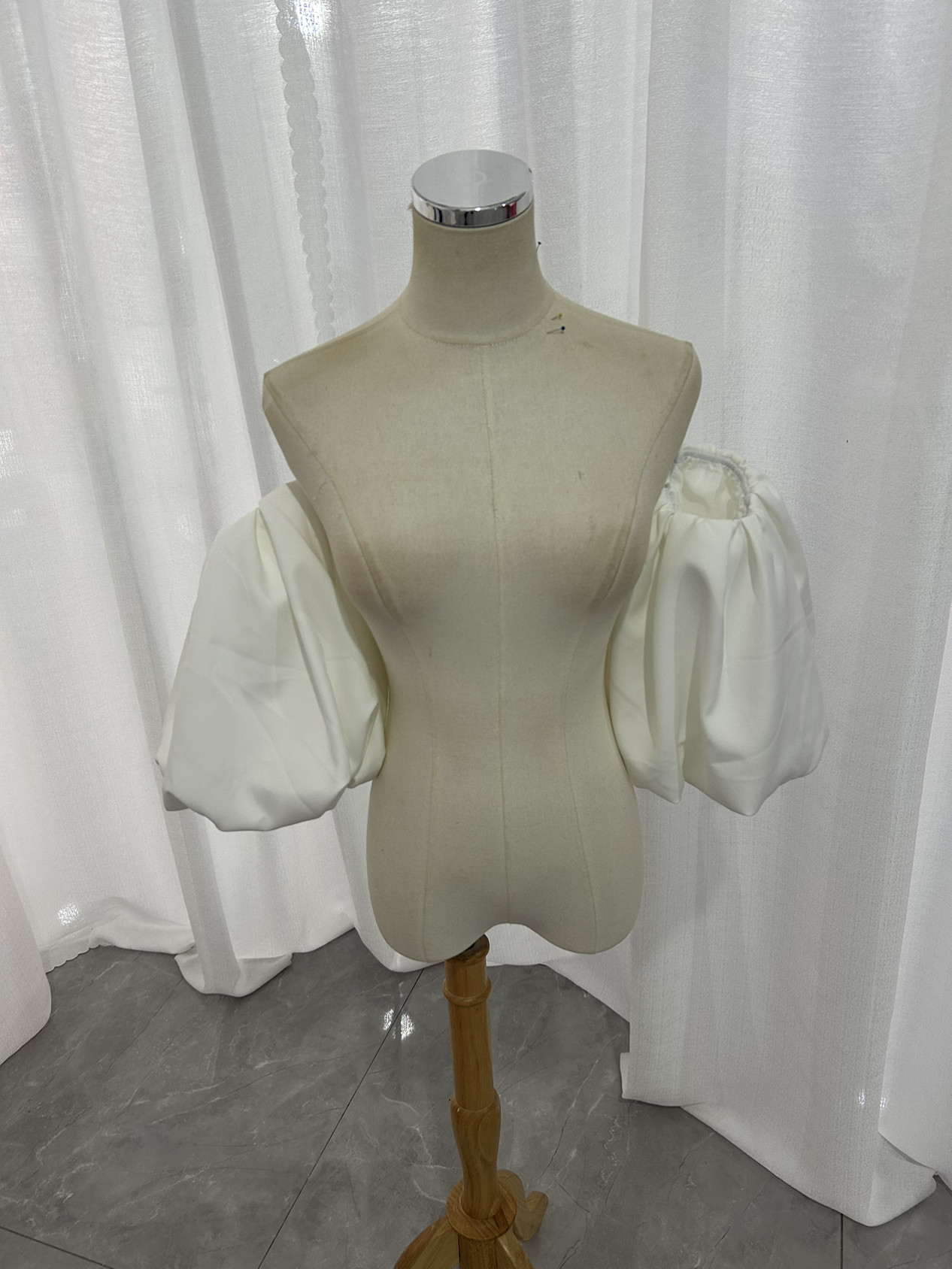 送料無料！取り外し袖 ホワイト ショルダーの付け袖 三角形パフスリーブ　ドレスアレンジ ウエディング お色直し　クレープ